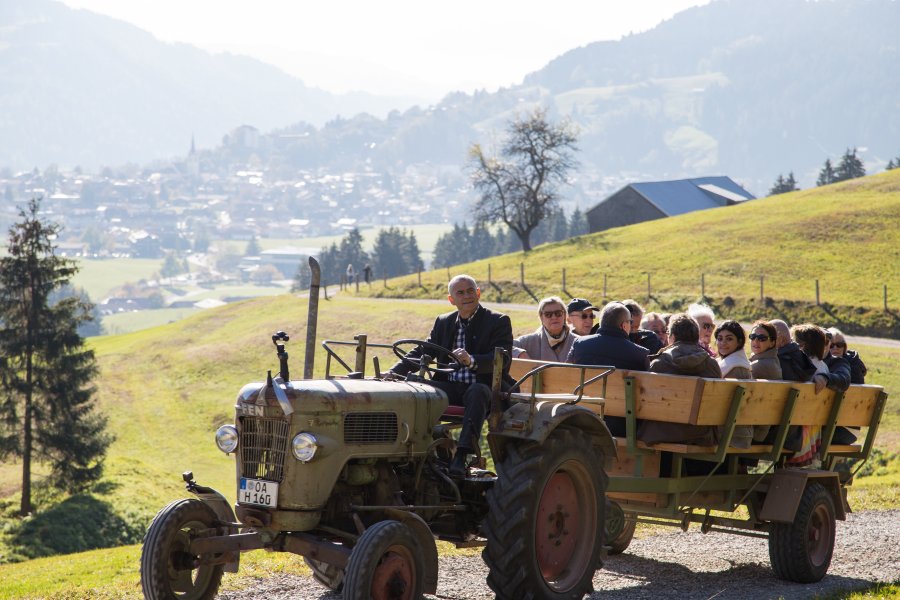 Anreise mit dem Traktor zum Schwalbennest in Haubers Naturresort in Oberstaufen.