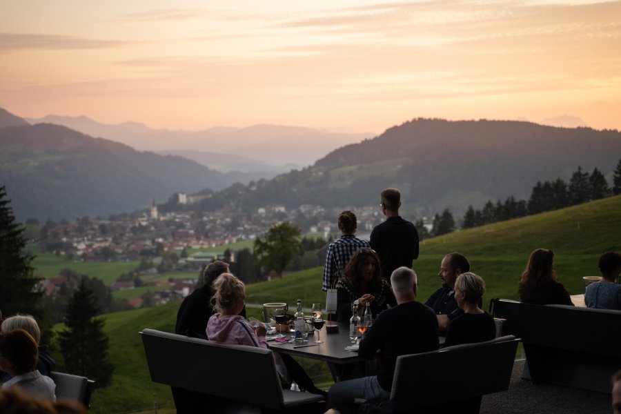 Gäste genießen den Ausblick von Haubers Schwalbennest in Haubers Naturresort in Oberstaufen.