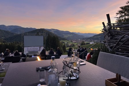 Das Naturkino bei Sonnenuntergang am Schwalbennest in Haubers Naturresort in Oberstaufen.