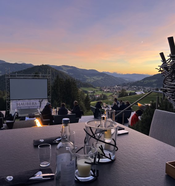 Das Naturkino bei Sonnenuntergang am Schwalbennest in Haubers Naturresort in Oberstaufen.