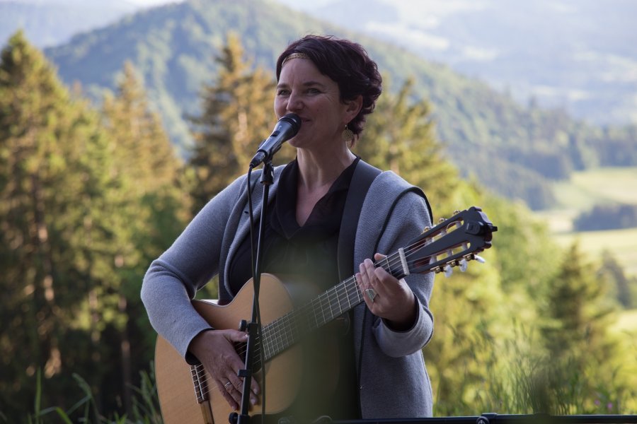 Eine Dame spielt Gitarre am Schwalbennest in Haubers Naturresort in Oberstaufen.