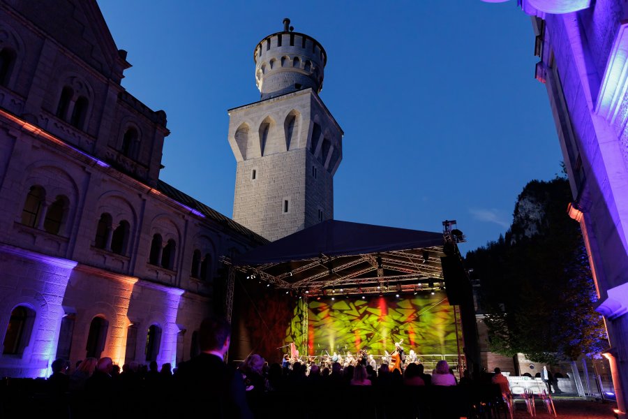 Der Schlosshof des Schloss Neuschwansteins während einem Konzert in der Nähe des Hotels König Ludwig in Schwangau.
