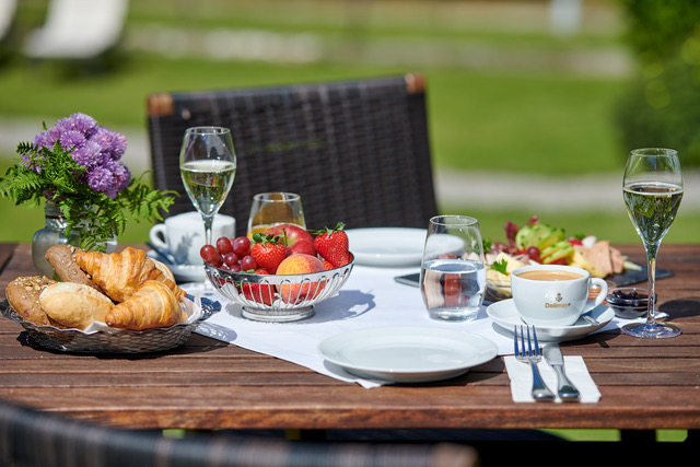 Das Frühstück auf der Terrasse im Sommer im Hotel Bannwaldsee in Halblech.