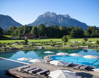 Blick auf den Außenpool im Hotel König Ludwig in Schwangau.