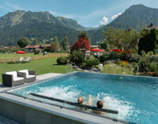 Blick auf den Außenpool im Hotel Franks in Oberstdorf.