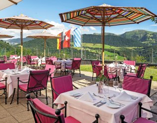 Blick auf die Terrasse im Hotel Allgäu Sonne in Oberstaufen.