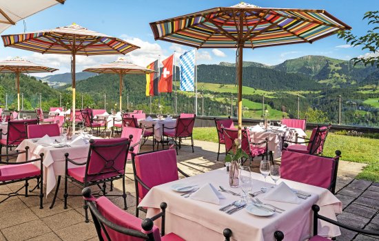 Blick auf die Terrasse im Hotel Allgäu Sonne in Oberstaufen.