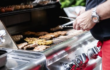 Ein Koch beim Grillen im DIANA Naturpark Hotel in Oberstaufen.