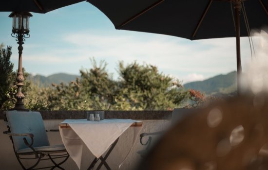 Blick auf die Terrasse im Vitalhotel Die Mittelburg in Oy Mittelberg.