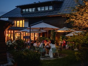 Blick auf die Terrasse im Freiberg Romantik Hotel in Oberstdorf beim Abendessen.