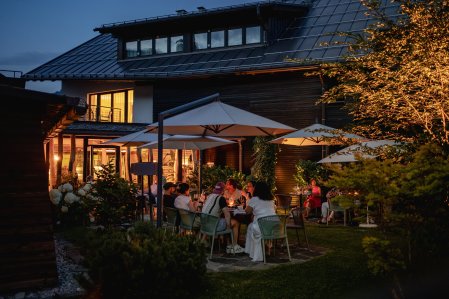 Blick auf die Terrasse im Freiberg Romantik Hotel in Oberstdorf beim Abendessen.