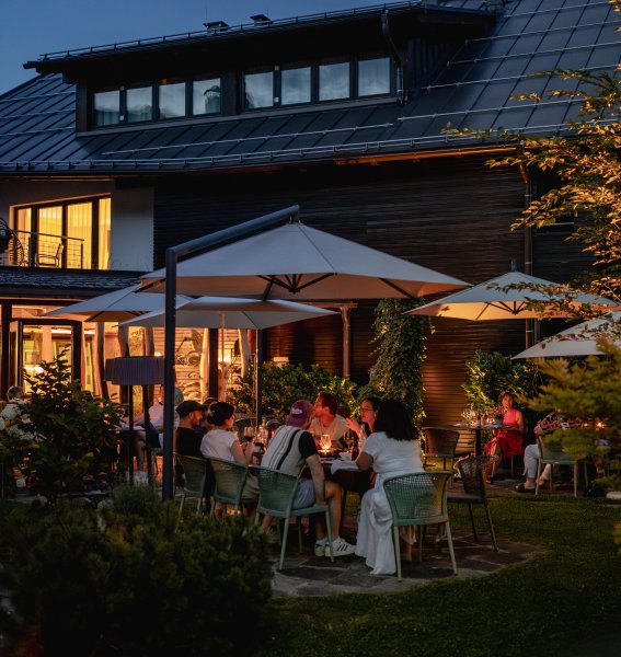 Blick auf die Terrasse im Freiberg Romantik Hotel in Oberstdorf beim Abendessen.