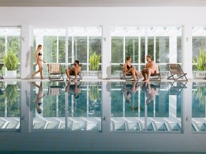 Blick auf den Innenpool im Mondi Resort Oberstaufen.