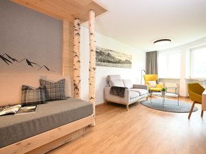 Einblick in ein Zimmer im Best Western Plus Hotel Alpenhof in Oberstdorf.