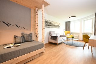 Einblick in ein Zimmer im Best Western Plus Hotel Alpenhof in Oberstdorf.