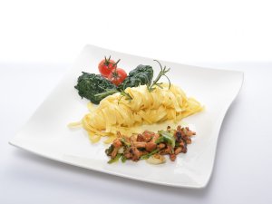 Eine ansprechend angerichtete Speise im Best Western Plus Hotel Alpenhof in Oberstdorf.