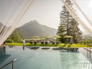 Blick auf den Außenpool im Hotel Prinz-Luitpold-Bad in Bad Hindelang.