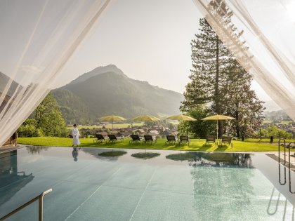 Blick auf den Außenpool im Hotel Prinz-Luitpold-Bad in Bad Hindelang.