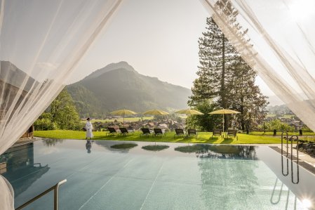 Blick auf den Außenpool im Hotel Prinz-Luitpold-Bad in Bad Hindelang.