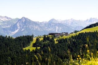 Mitten in den Bergen liegt das Familotel Allgäuer Berghof in Gunzesried-Ofterschwang.
