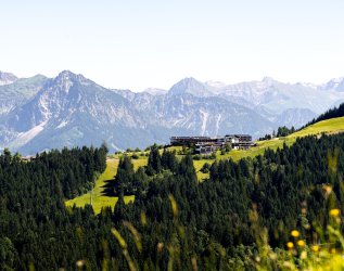Mitten in den Bergen liegt das Familotel Allgäuer Berghof in Gunzesried-Ofterschwang.