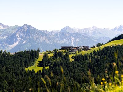 Mitten in den Bergen liegt das Familotel Allgäuer Berghof in Gunzesried-Ofterschwang.