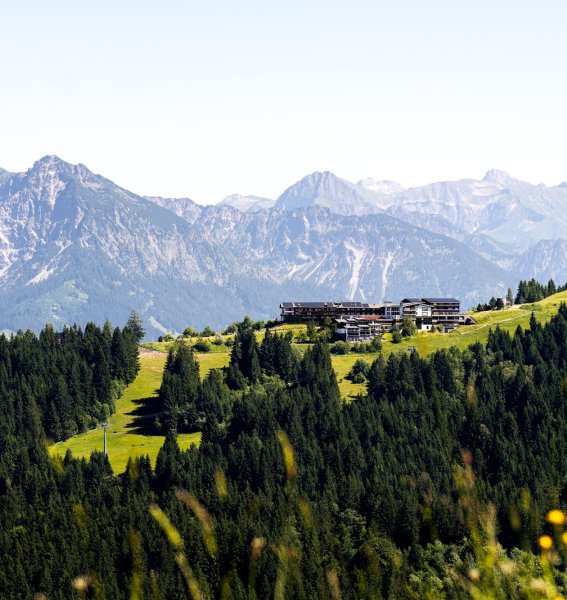 Mitten in den Bergen liegt das Familotel Allgäuer Berghof in Gunzesried-Ofterschwang.
