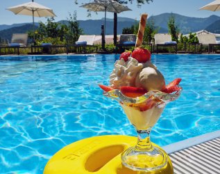 Ein schöner Erdbeer-Eisbecher am Pool im Hotel Allgäu Sonne in Oberstaufen.