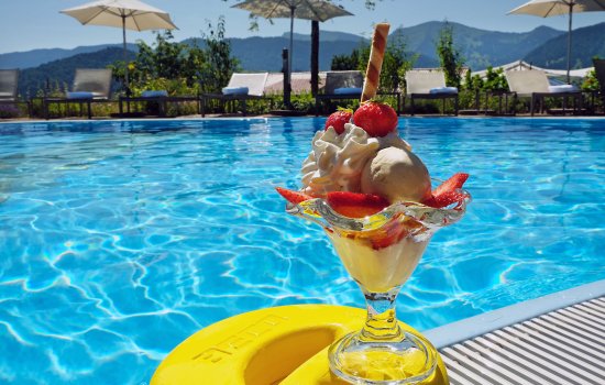 Ein schöner Erdbeer-Eisbecher am Pool im Hotel Allgäu Sonne in Oberstaufen.
