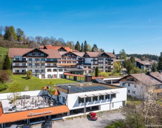 Die Außenansicht des Hartungs Hoteldorfs in Hopfen am See.