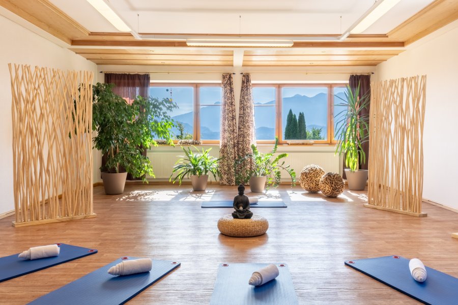Hartungs Hoteldorf Yogaraum Einblick in den Yogaraum in Hartungs Hoteldorf in Hopfen am See.