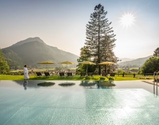 Blick auf den Außenpool im Sommer im Hotel Prinz-Luitpold-Bad in Bad Hindelang