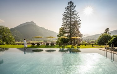 Blick auf den Außenpool im Sommer im Hotel Prinz-Luitpold-Bad in Bad Hindelang