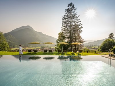 Blick auf den Außenpool im Sommer im Hotel Prinz-Luitpold-Bad in Bad Hindelang