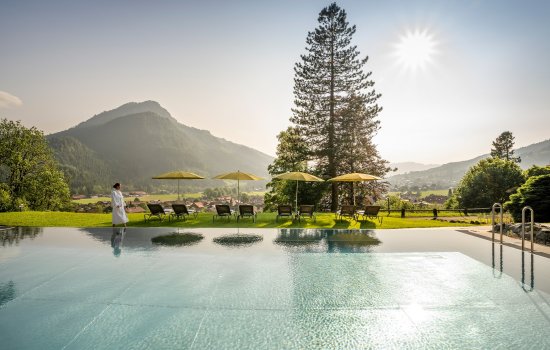 Blick auf den Außenpool im Sommer im Hotel Prinz-Luitpold-Bad in Bad Hindelang