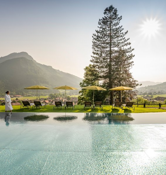 Blick auf den Außenpool im Sommer im Hotel Prinz-Luitpold-Bad in Bad Hindelang