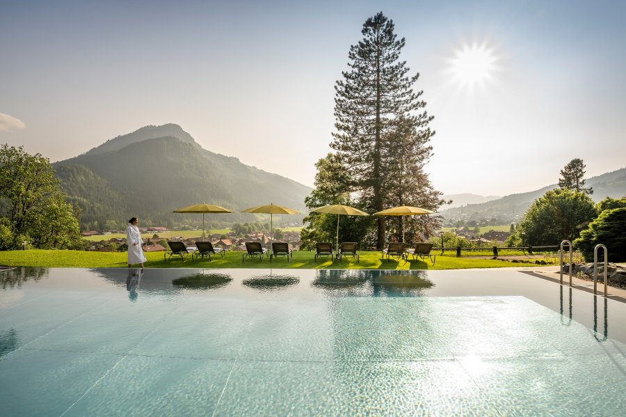 Blick auf den Außenpool im Sommer im Hotel Prinz-Luitpold-Bad in Bad Hindelang