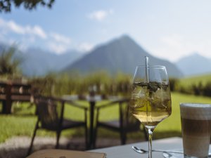 Blick von der Terrasse des Hotels Kühberg in Oberstdorf bei Kaffee und Kuchen.