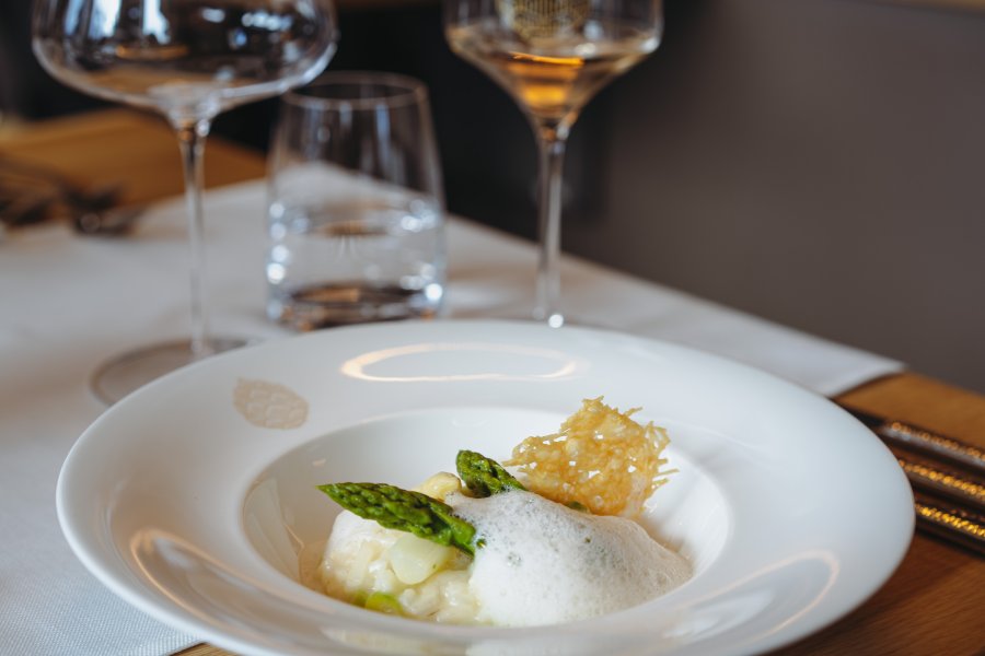 Ein ansprechend angerichtetes Dessert im Restaurant der Hotels Kühberg in Oberstdorf.