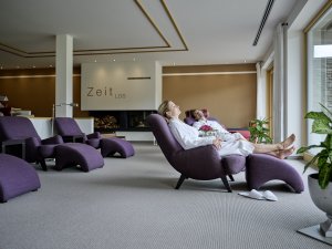 Gäste entspanne im Ruheraum in SCHÜLE'S Gesundheitsresort & Spa in Oberstdorf.