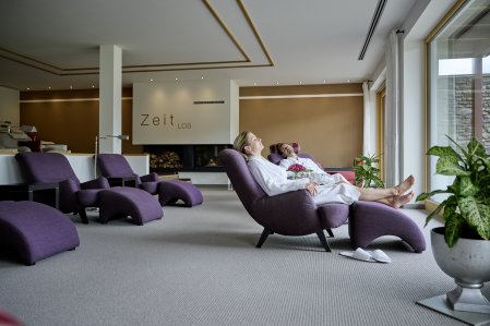 Gäste entspanne im Ruheraum in SCHÜLE'S Gesundheitsresort & Spa in Oberstdorf.