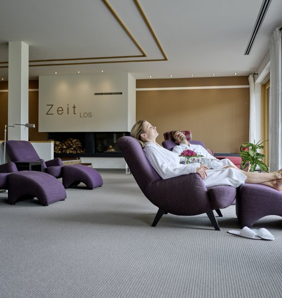 Gäste entspanne im Ruheraum in SCHÜLE'S Gesundheitsresort & Spa in Oberstdorf.