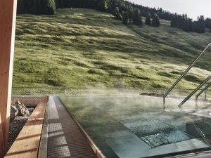 Blick auf den Außenpool im HUBERTUS Mountian Refugio Allgäu in Balderschwang.