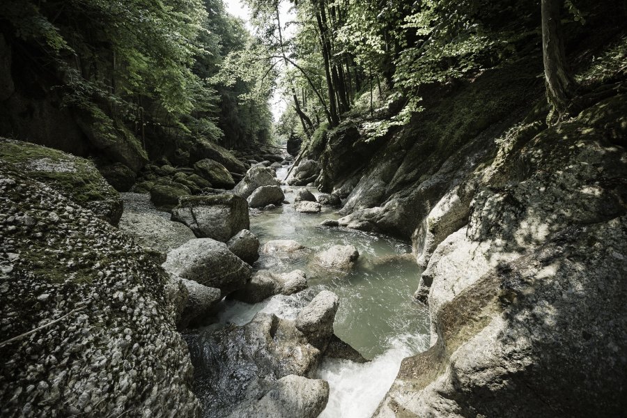 Ein Bach in den Bergen in der Nähe des HUBERTUS Mountain Refugio Allgäu in Balderschwang.