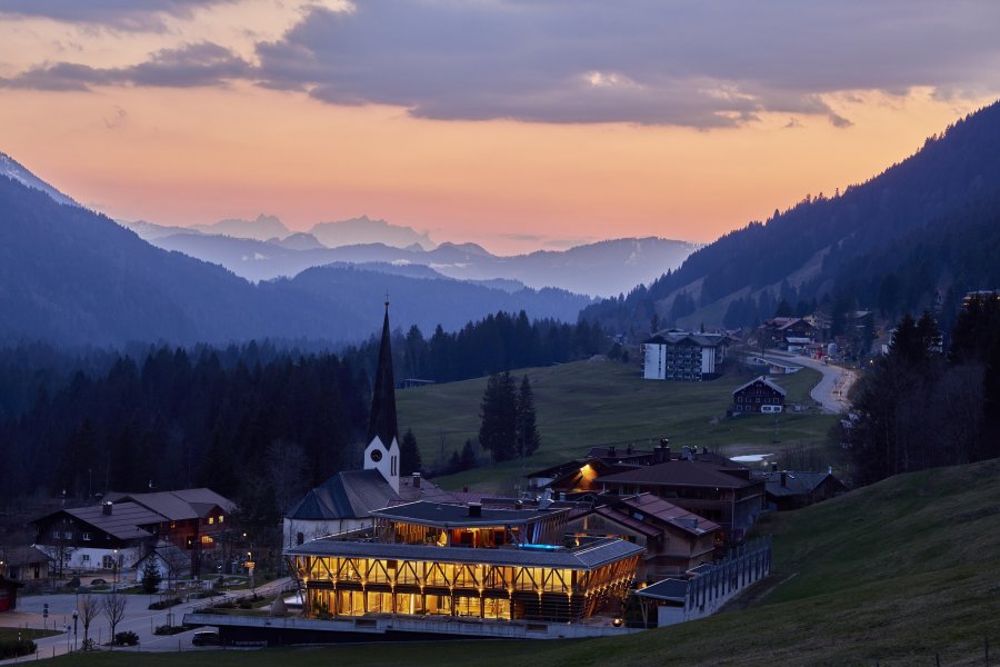 Blick auf das HUBERTUS Mountain Refugio Allgäu in Balderschwang bei Sonnenuntergang.