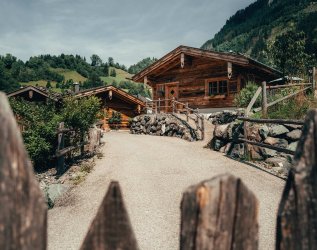 Die Außenansicht der Alpzitt Chalets im Dorf in Burgberg