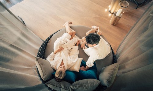 Gäste entspannen auf einem Daybed im Wellnessbereich in Torgheles Wald & Fluh in Balderschwang.