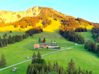 Die Außenansicht des Biohotel Mattlihüs in Bad Hindelang.