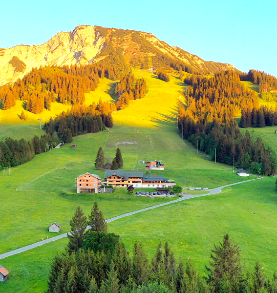 Die Außenansicht des Biohotel Mattlihüs in Bad Hindelang.