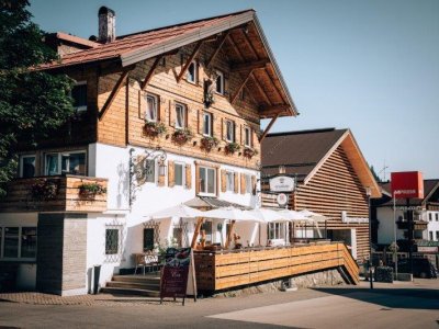 Blick auf das Hotel Tradizio im Kleinwalsertal von außen.